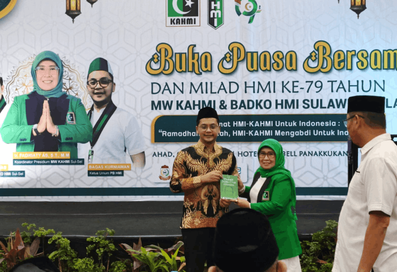 Ketum PB HMI Terima Buku Mozaik Insan Cita dari KAHMI Sulsel pada Milad ke-79 HMI